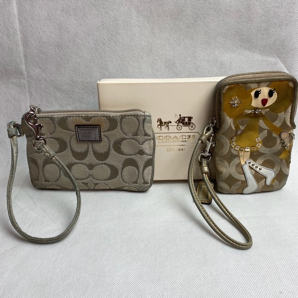 Coach Handbags - 🏵Authentic Coach Goldy & Beige Signature Wristlet